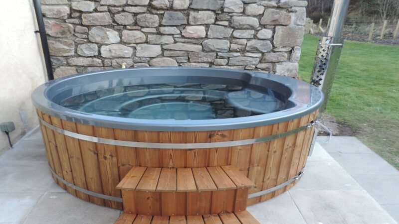 ROWAN HOUSE, cabin with a private hot tub