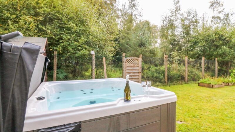 Riverbank House, cabin with a private hot tub