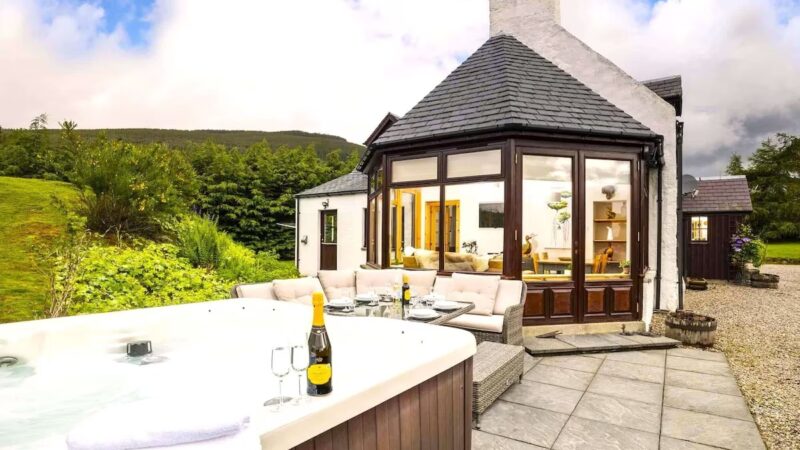 Rowan Cottage, cabin with a private hot tub