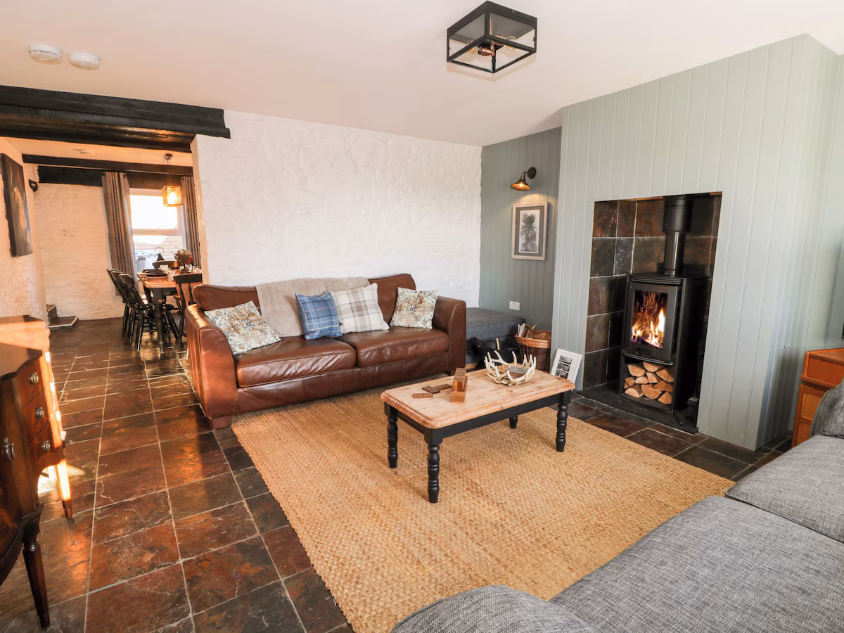 SMITHY HOUSE, cabin with a private hot tub, photo 2