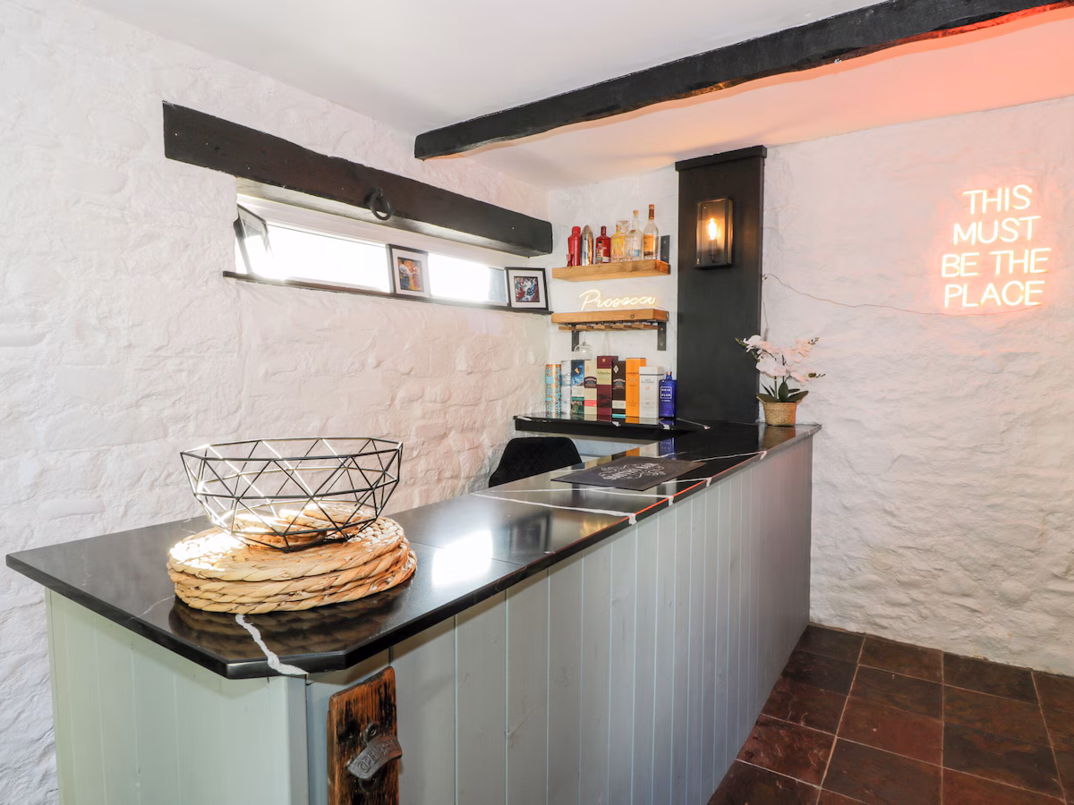 SMITHY HOUSE, cabin with a private hot tub, photo 3