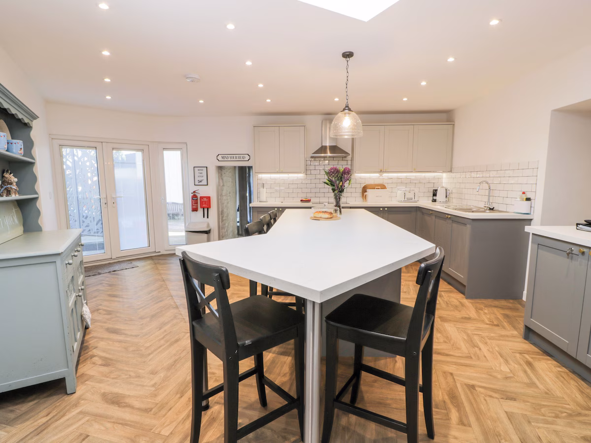 SMITHY HOUSE, cabin with a private hot tub, photo 4