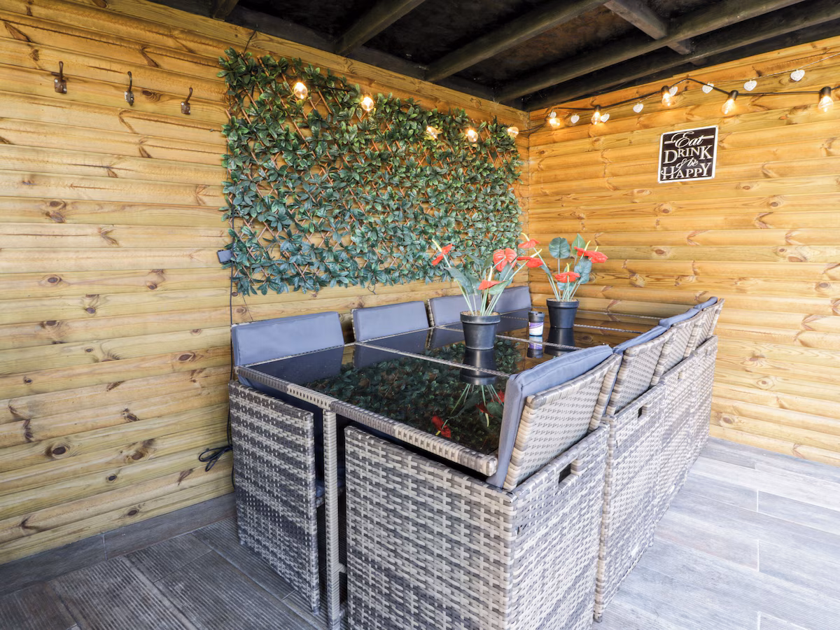 SMITHY HOUSE, cabin with a private hot tub, photo 6