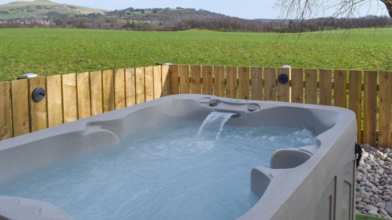 STRATHNAVER, cabin with a private hot tub