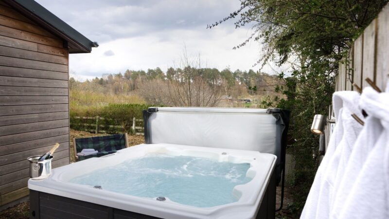Salmon Run Lodge, cabin with a private hot tub