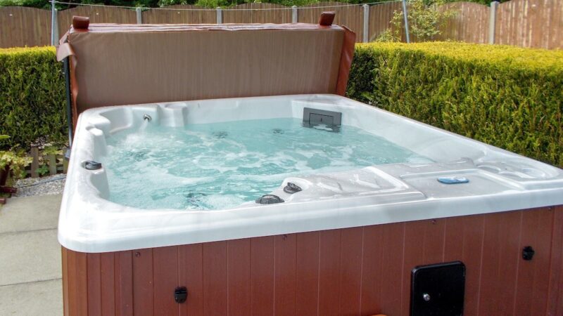 Set in a quiet location with a garden, cabin with a private hot tub, photo 1