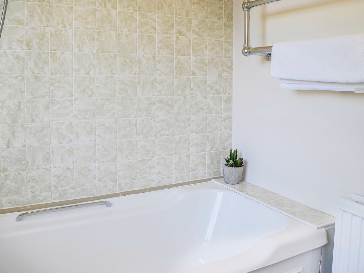 Set on a working farm in beautiful countryside, cabin with a private hot tub, photo 5