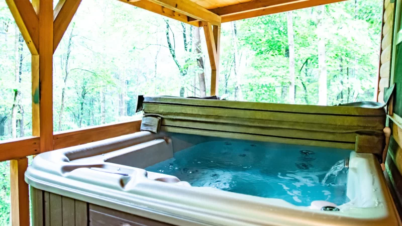 Settlers Roost At Avenwood Cabins, cabin with a private hot tub