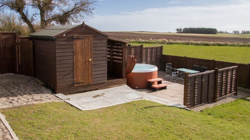 Sheaf Dale, Portmahomack, near Tain, cabin with a private hot tub