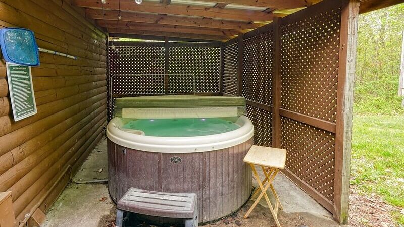 Lincoln Log Cabin, cabin with a private hot tub