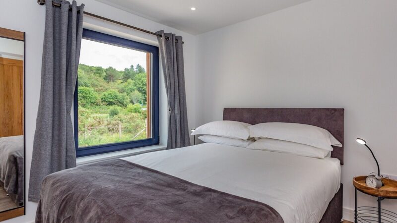 Stepps Cottage, Banavie, cabin with a private hot tub