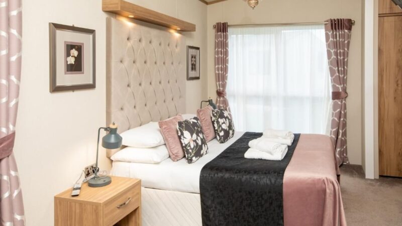 Stewarts Resort Lodge 16, cabin with a private hot tub