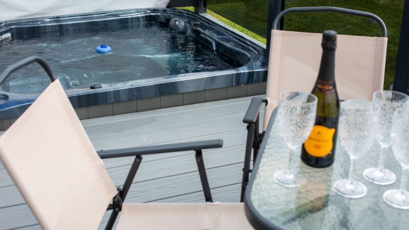 Stewarts Resort Lodge 7, cabin with a private hot tub
