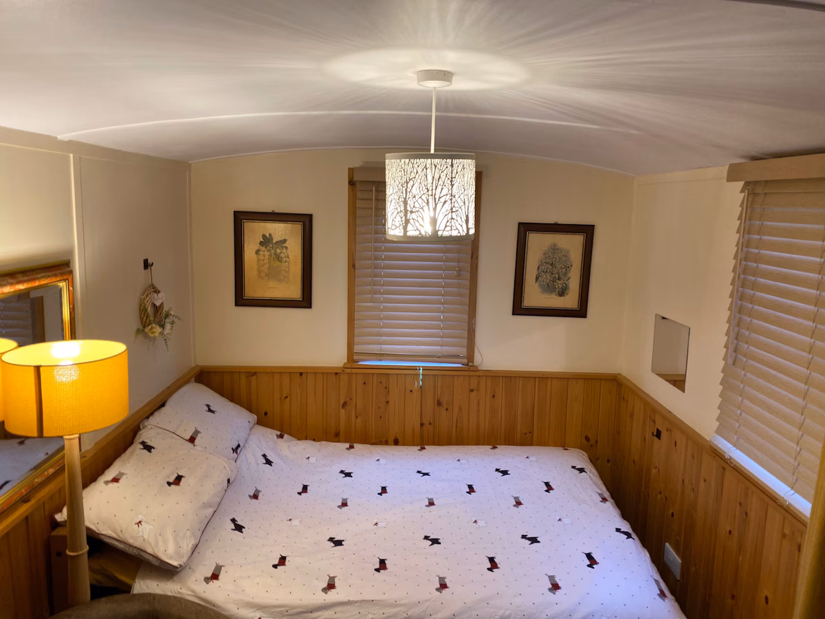 Stunning Shepherds Hut, cabin with a private hot tub, photo 3