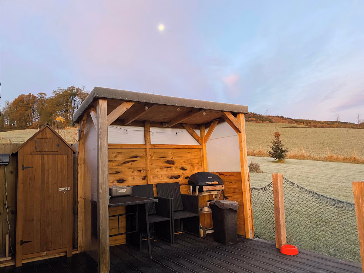 Stunning Shepherds Hut, cabin with a private hot tub, photo 4
