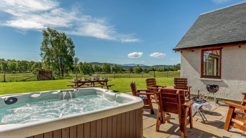 Sunnyside House, Carrbridge, near Aviemore, cabin with a private hot tub