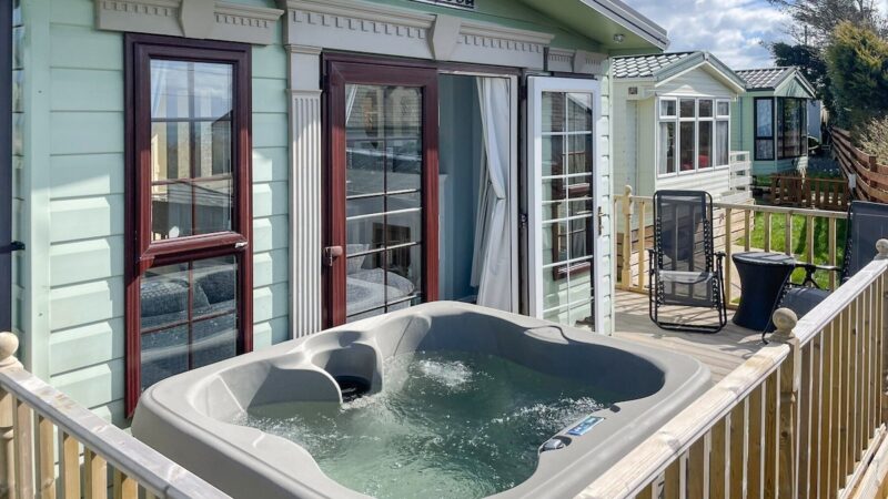 Sunnyside Lodge, cabin with a private hot tub, photo 1
