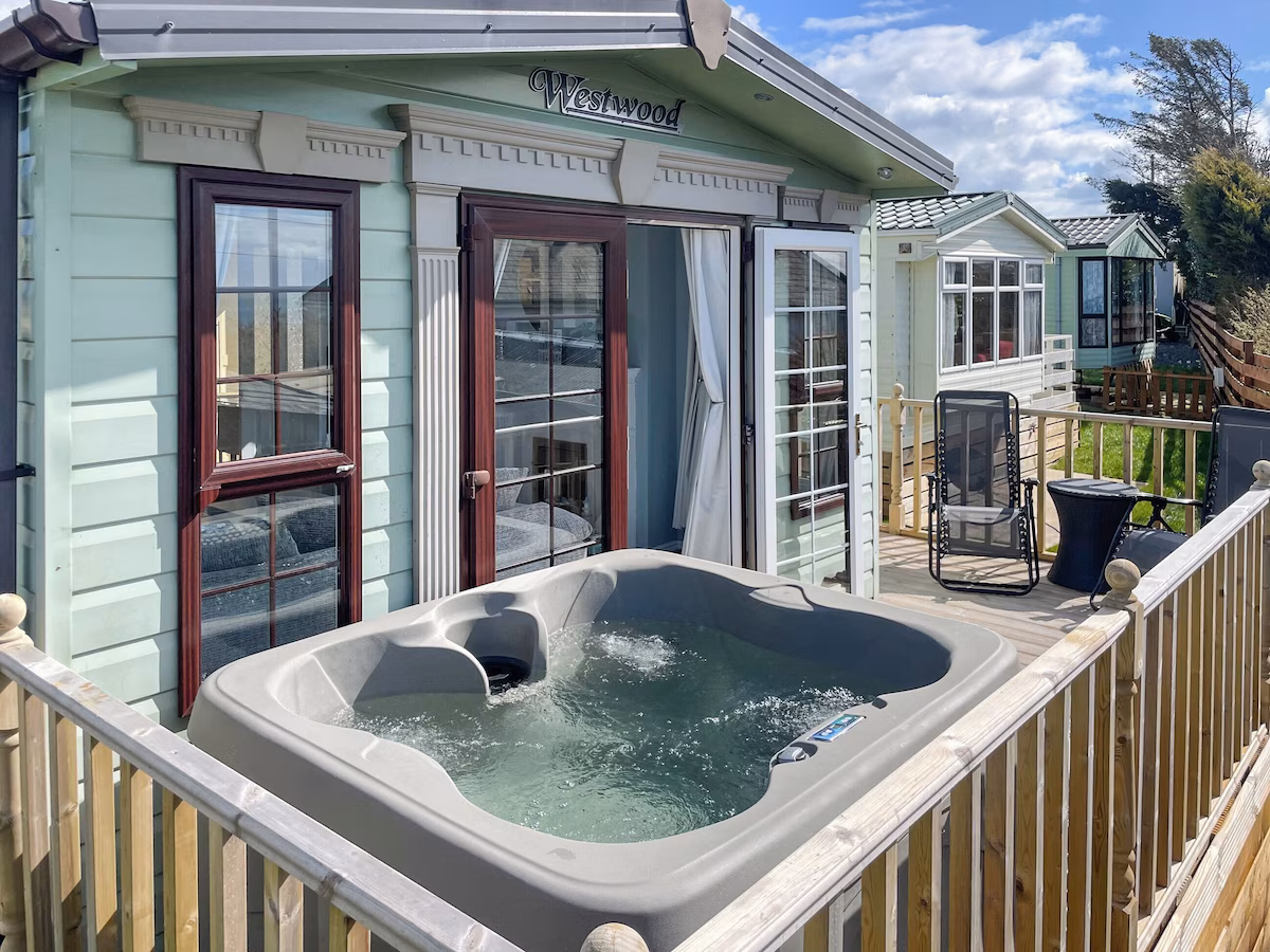 Sunnyside Lodge, cabin with a private hot tub, photo 2