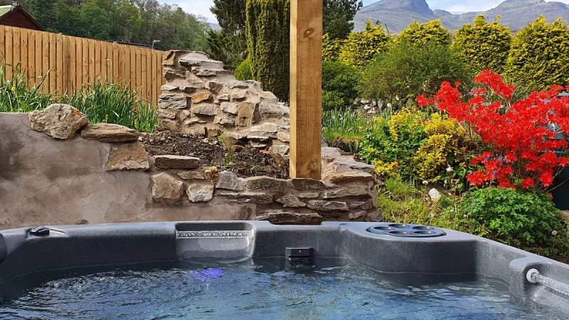 TAYVIEW, cabin with a private hot tub