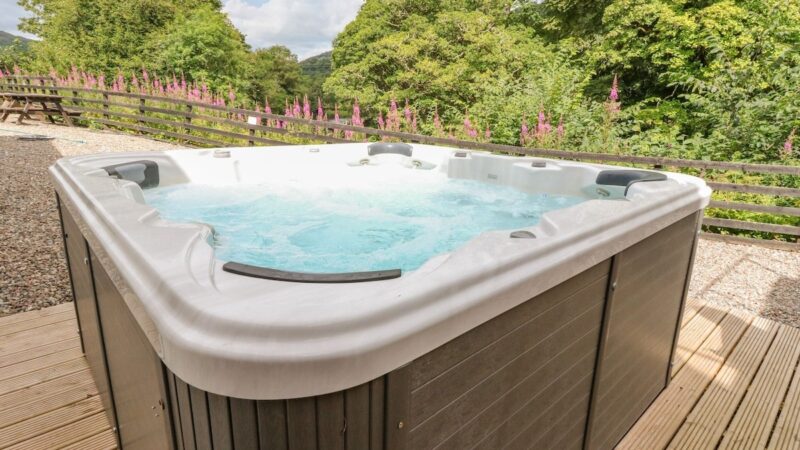 THE HOUSE AT BRIDGE OF LOCHAY, cabin with a private hot tub