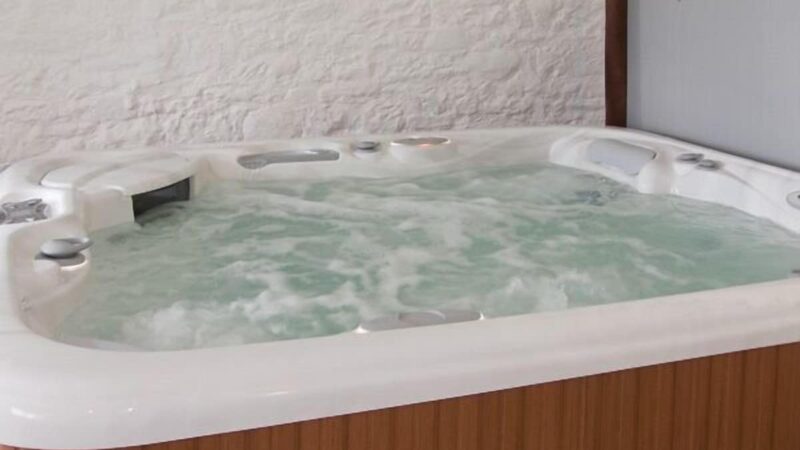 THE LOFT, cabin with a private hot tub, photo 1