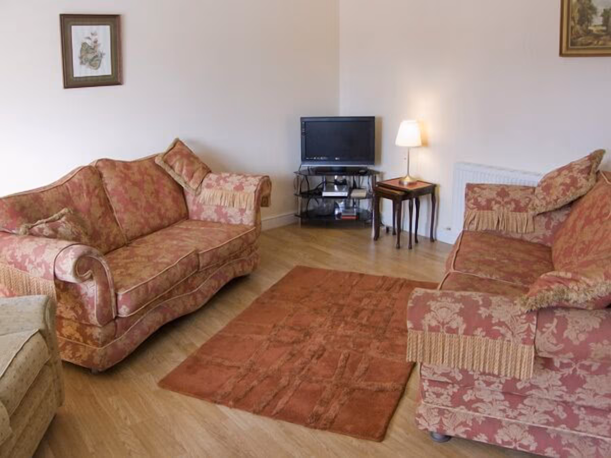 THE LOFT, cabin with a private hot tub, photo 3