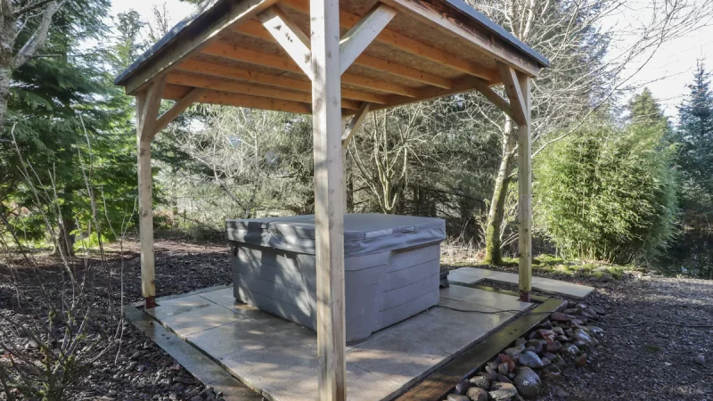 THE LOG CABIN, cabin with a private hot tub