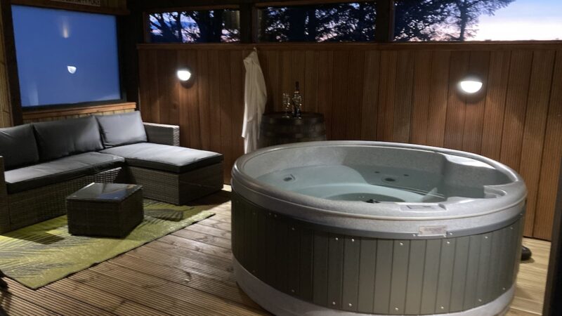 THE STEADING, cabin with a private hot tub