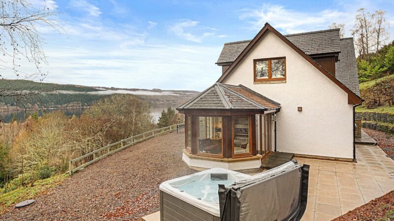 Taigh Geal, Foyers, near Inverness, cabin with a private hot tub