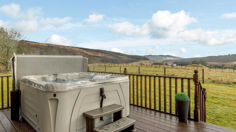 The Big Hoose, Linside, cabin with a private hot tub
