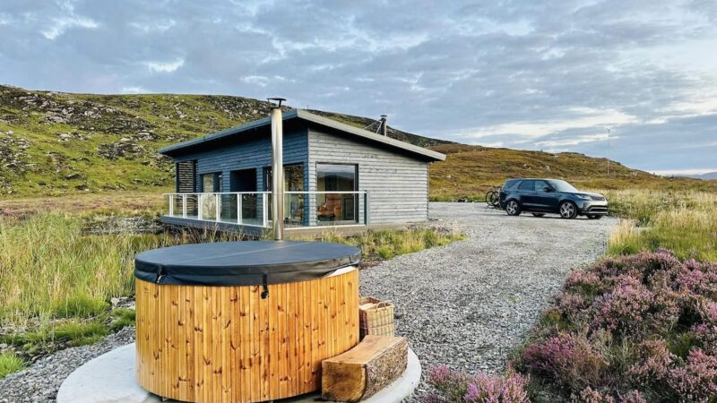 The Boathouse, cabin with a private hot tub
