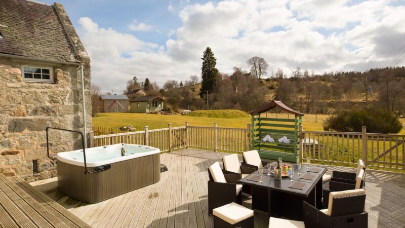 The Maltings, cabin with a private hot tub