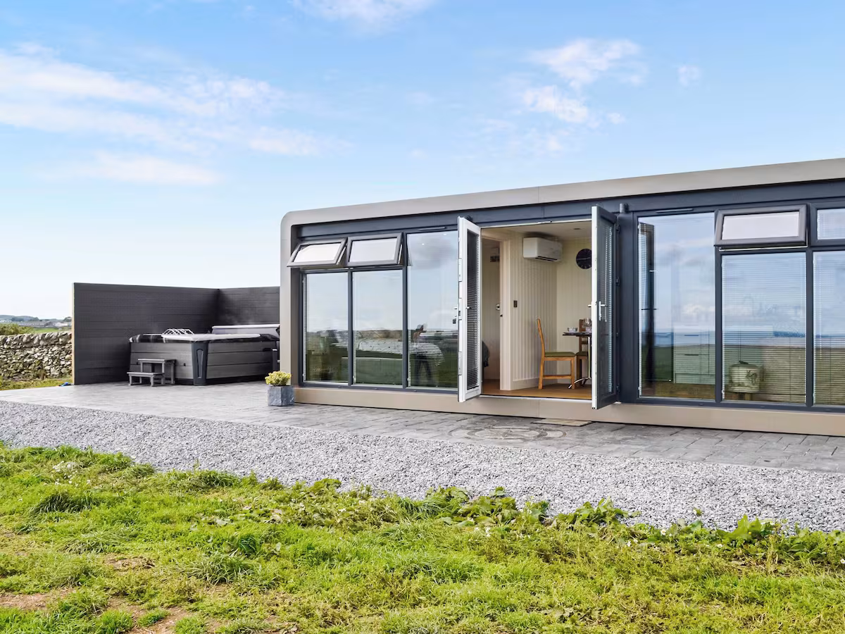 The Seaview Snug, cabin with a private hot tub, photo 2