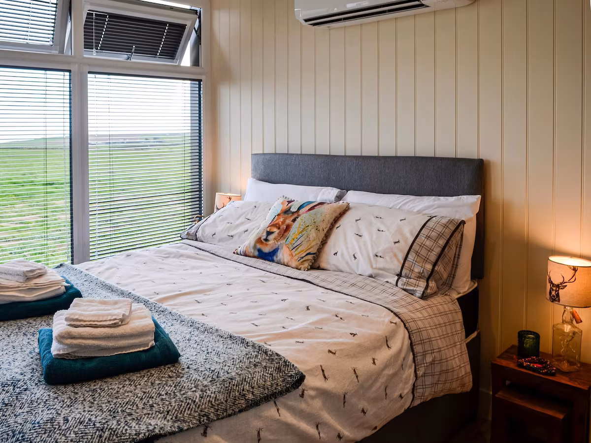 The Seaview Snug, cabin with a private hot tub, photo 5