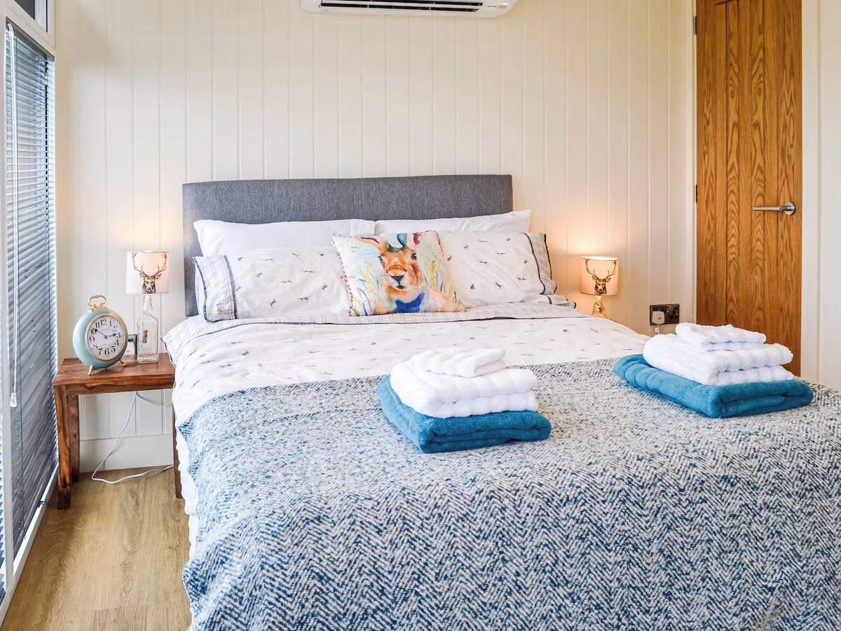 The Seaview Snug, cabin with a private hot tub, photo 6