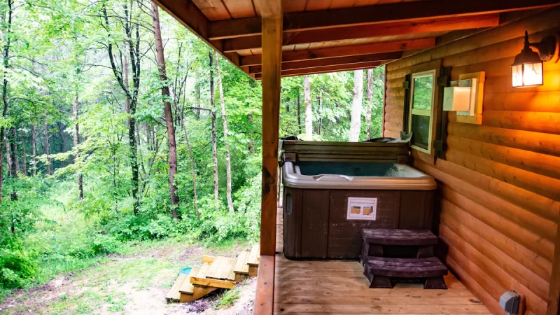 The Whippoorwill at Avenwood Cabins, cabin with a private hot tub