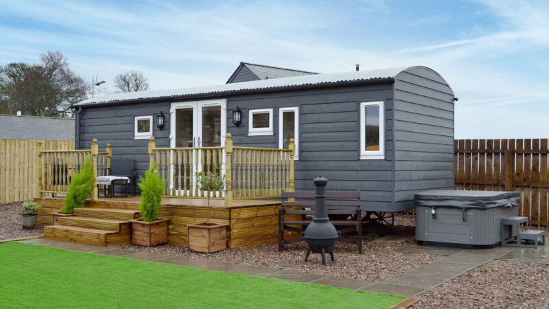 A delightful shepherd’s hut close to nature, cabin with a private hot tub