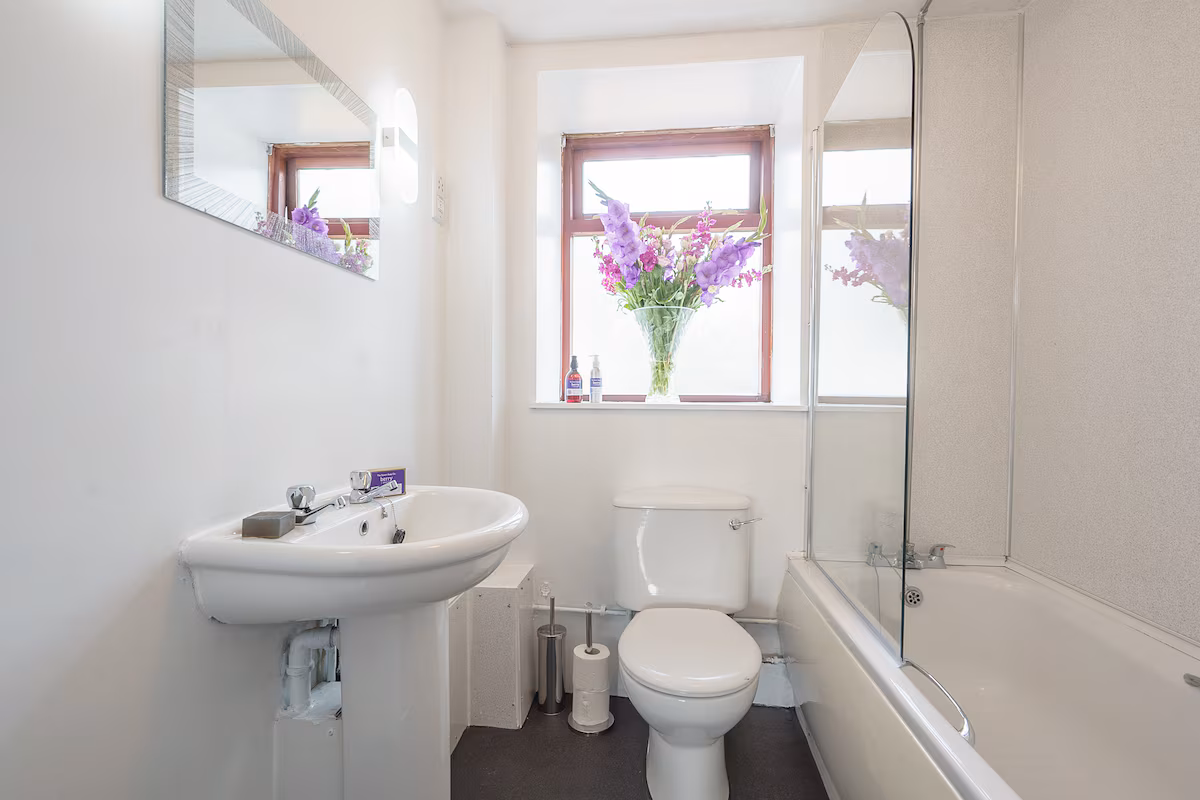 Thomas Carlyle Cottage, cabin with a private hot tub, photo 4