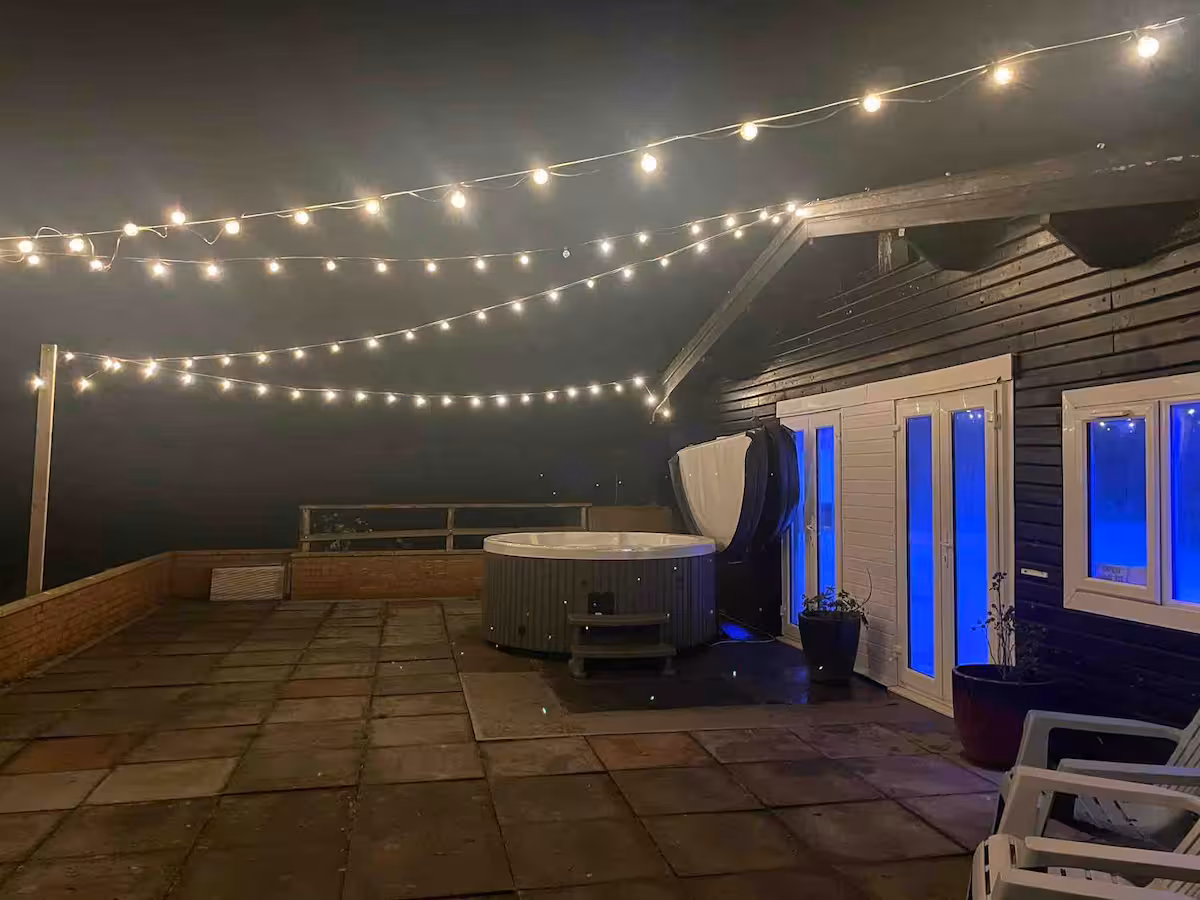 Thomas Carlyle Cottage, cabin with a private hot tub, photo 5