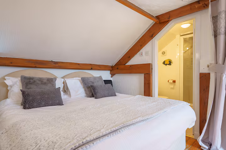 Thomas Carlyle Cottage, cabin with a private hot tub, photo 8