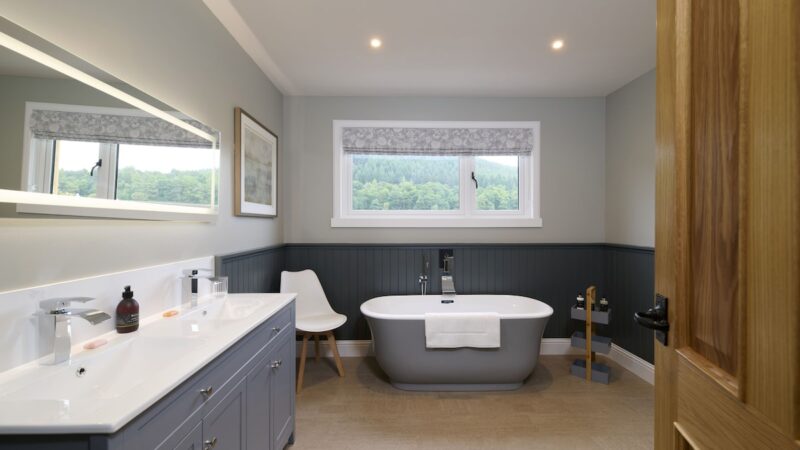 Upper Dunain, cabin with a private hot tub