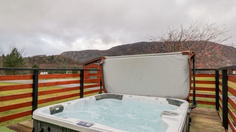 WILDCAT LODGE in Newtonmore, cabin with a private hot tub
