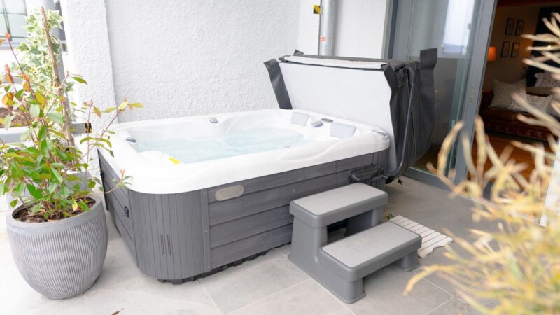 Skye Studio, cabin with a private hot tub