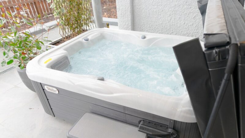 West Highland Hot Tubs Studios – Askival Studio, cabin with a private hot tub