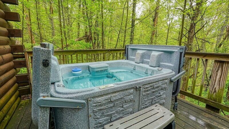 Wildwood Cabin, cabin with a private hot tub