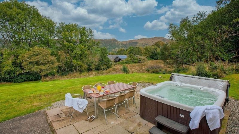 Wildwood Cottage with Hot Tub, cabin with a private hot tub