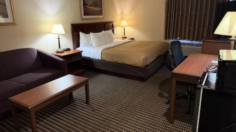 Wingate by Wyndham Livonia