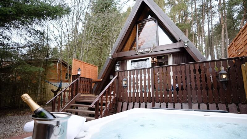 Wolf Lodge, cabin with a private hot tub