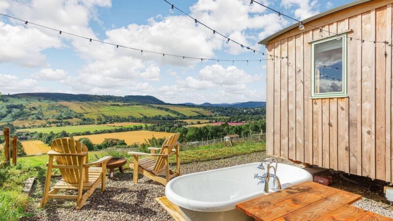 Woodside Hut 1 – Woodside Croft, Strathpeffer, cabin with a private hot tub
