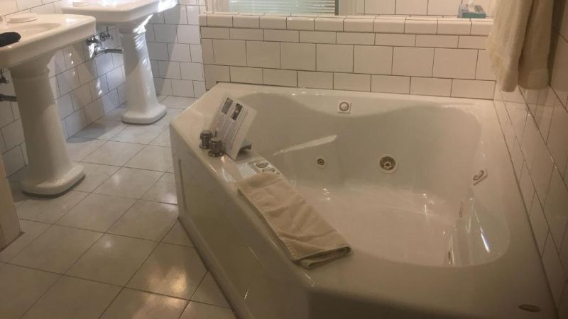 Bayberry House Bed and Breakfast, room with private jacuzzi, photo 2
